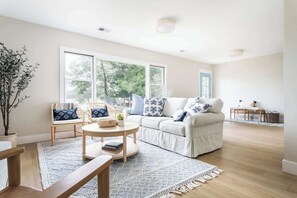 Televisio, takka, työhuone