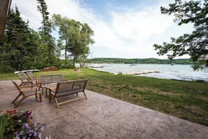Terrace/patio - Little Glen Cottage|Lakefront|Hot Tub|Dog Friendly (Empire)