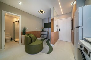 Deluxe Apartment, Lanai, City View | Living area - Apartamento alto padrão com piscina (Bombinhas)