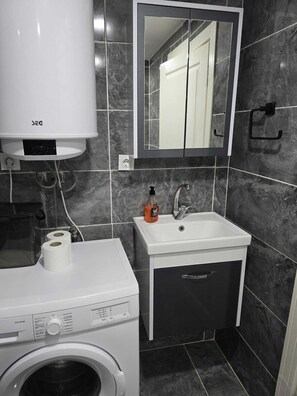 Haartrockner, Handtücher, Seife, Toilettenpapier