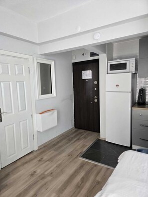 冷蔵庫、電子レンジ、オーブン、コンロ