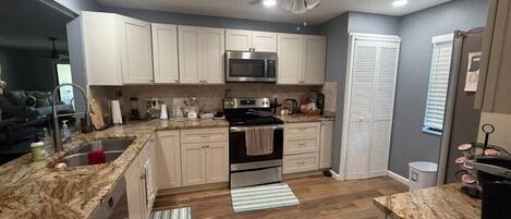 Réfrigérateur, micro-ondes, cafetière/bouilloire