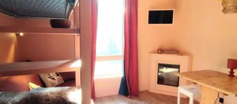 Renovated Studio, Comfort & Shopping Just Steps Away