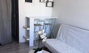 Living area - Holiday Home Near Beach With Pool Access (Le Grau-Du-Roi)