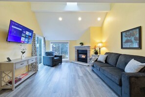 Televisión y chimenea 