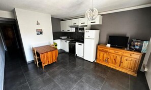 Fridge, microwave, dishwasher, coffee/tea maker - Apartments for 4 People (Agde)
