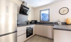 Fridge, microwave, oven, dishwasher - House in Loudenvielle Near Lake Balnea (Loudenvielle)