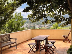 Casa família, sacada, vista para a montanha | Opções para refeição ao ar livre