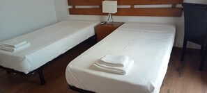 Casa familiar, balcón, vista a la montaña | Muebles diferentes, wifi gratis y ropa de cama