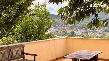 Maison Familiale, balcon, vue montagne | Restauration extérieure