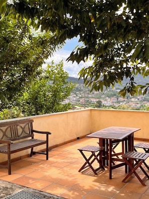Casa familiar, balcón, vista a la montaña | Restaurante al aire libre