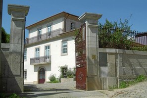 Casa familiar, balcón, vista a la montaña | Exterior