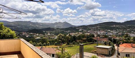 Familiehus, balkong, fjellutsikt | Overnattingsstedets uteområder