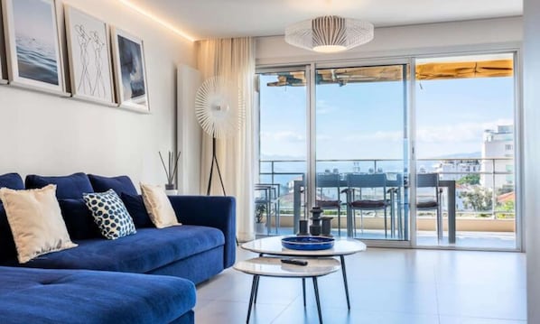 Living area - 4-room Apartment With sea View, Terrace and Parking (Cannes)