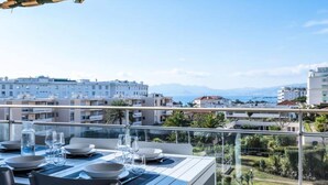 Outdoor dining - 4-room Apartment With sea View, Terrace and Parking (Cannes)