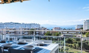 Outdoor dining - 4-room Apartment With sea View, Terrace and Parking (Cannes)