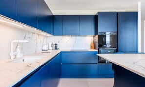 Fridge, microwave, oven, dishwasher - 4-room Apartment With sea View, Terrace and Parking (Cannes)