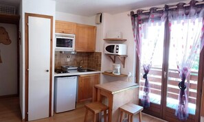 Fridge, microwave, oven - Apartment in Chinaillon by Ski Slopes (Le Grand-Bornand)