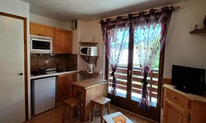 Fridge, microwave, oven - Apartment in Chinaillon by Ski Slopes (Le Grand-Bornand)