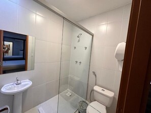 Chuveiro, toalhas de banho, sabonete, shampoo