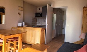 Dining - Bright and Spacious Studio for 4 People, Balcony and Very Beautiful View of the Valley (Uvernet-Fours)