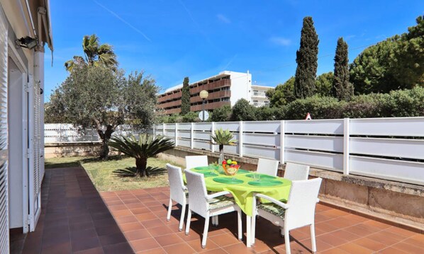 تناول الطعام بالخارج