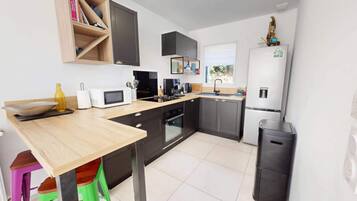 Coffee/tea maker, fridge, microwave, oven