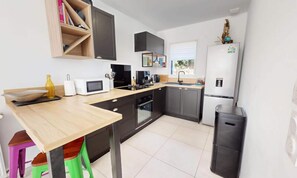 Kühlschrank, Mikrowelle, Ofen, Wasserkocher mit Kaffee-/Teezubehör