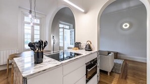 Kaffe- och tebryggare, kylskåp, mikrovågsugn och ugn