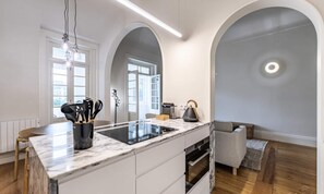 Fridge, microwave, oven, coffee/tea maker - Nomad's Family - 3bdr City Vibe Porto (Porto)