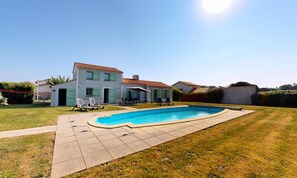 Indoor pool, outdoor pool - Villa Near Coex With Heated Pool & Golf (L'Aiguillon-sur-Vie)