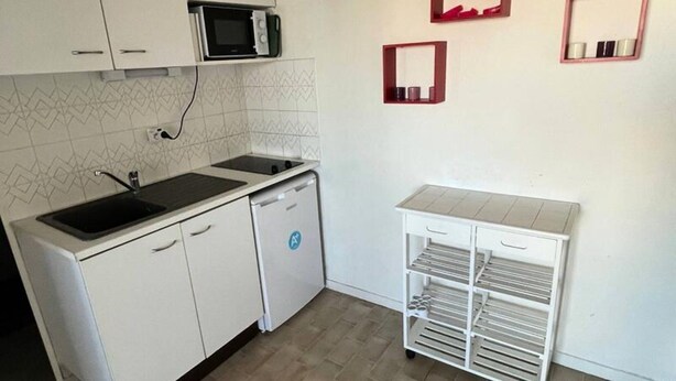 Mesin pembuat kopi/teh, lemari es, dan microwave