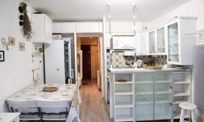 Frigorifero, microonde, forno, pentole/stoviglie/utensili