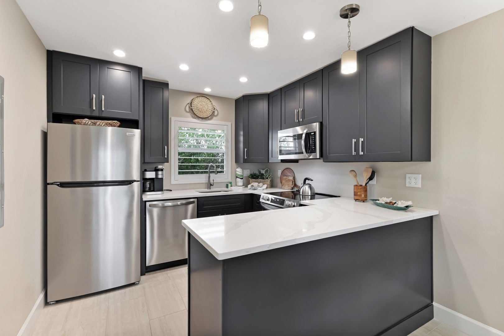 Jääkaappi, uuni, liesi, astianpesukone