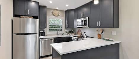 Jääkaappi, uuni, liesi, astianpesukone