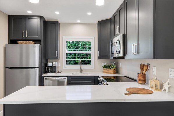 Fridge, oven, stovetop, dishwasher