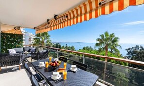 Outdoor dining - Apartment in Golfe-juan With Sea Views (Vallauris)