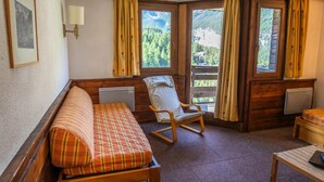 Living area - Studio Cabin in the Heart of Les Orres 1650 (Les Orres)
