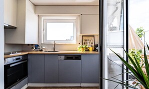 Kühlschrank, Mikrowelle, Ofen, Wasserkocher mit Kaffee-/Teezubehör