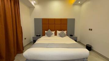 Estudi bàsic | Cortines opaques, planxa i posts de planxar i wifi gratuïta