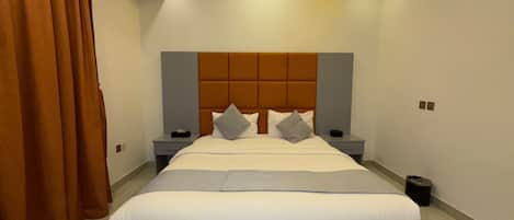 Estudi bàsic | Cortines opaques, planxa i posts de planxar i wifi gratuïta