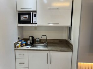 ستائر تعتيم ومكواة/لوح كي وواي فاي مجانًا