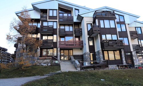 Renovated Duplex Close to Slopes and Shops Balcony