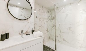 Apartment | Bathroom - Apartment in Cannes With Stunning Sea View (Cannes)