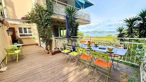 Outdoor dining - Apartment in Giens Near Almanarre Beach (Hyères)