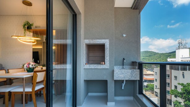 Un balcón con comedor, pileta integrada y pequeño rincón con ventana.