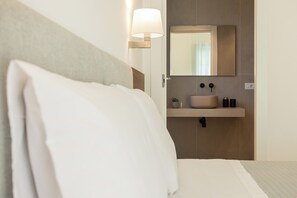 3 bedrooms, iron/ironing board, WiFi, bed sheets - Luxury Villa Neptune (Palermo)