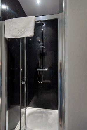 Shower, hair dryer, towels - Trafalgar Terrace (Darlington)