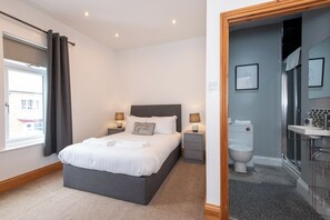 2 chambres, fer et planche à repasser, Wi-Fi, draps fournis