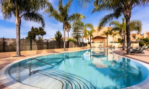 Outdoor pool - Apartments for 4 People (Lagos)